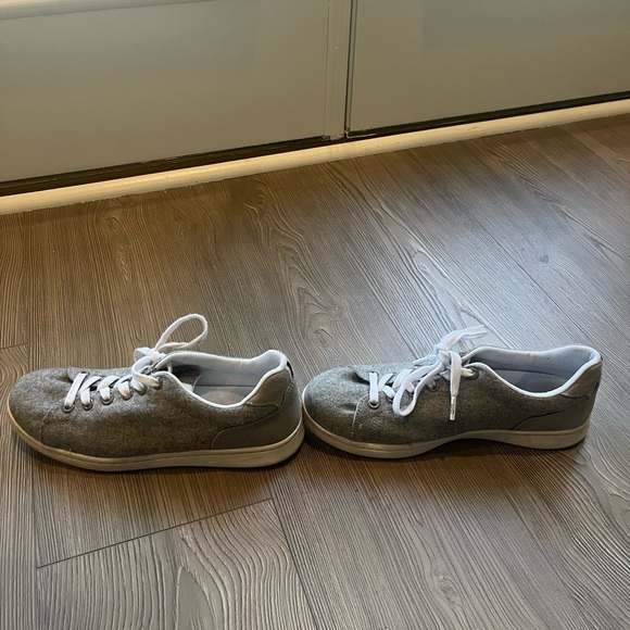 Ellen Degeneres LOVE grey flannel sneakers, 8.5, so adorable and stylish! - Picture 3 of 8